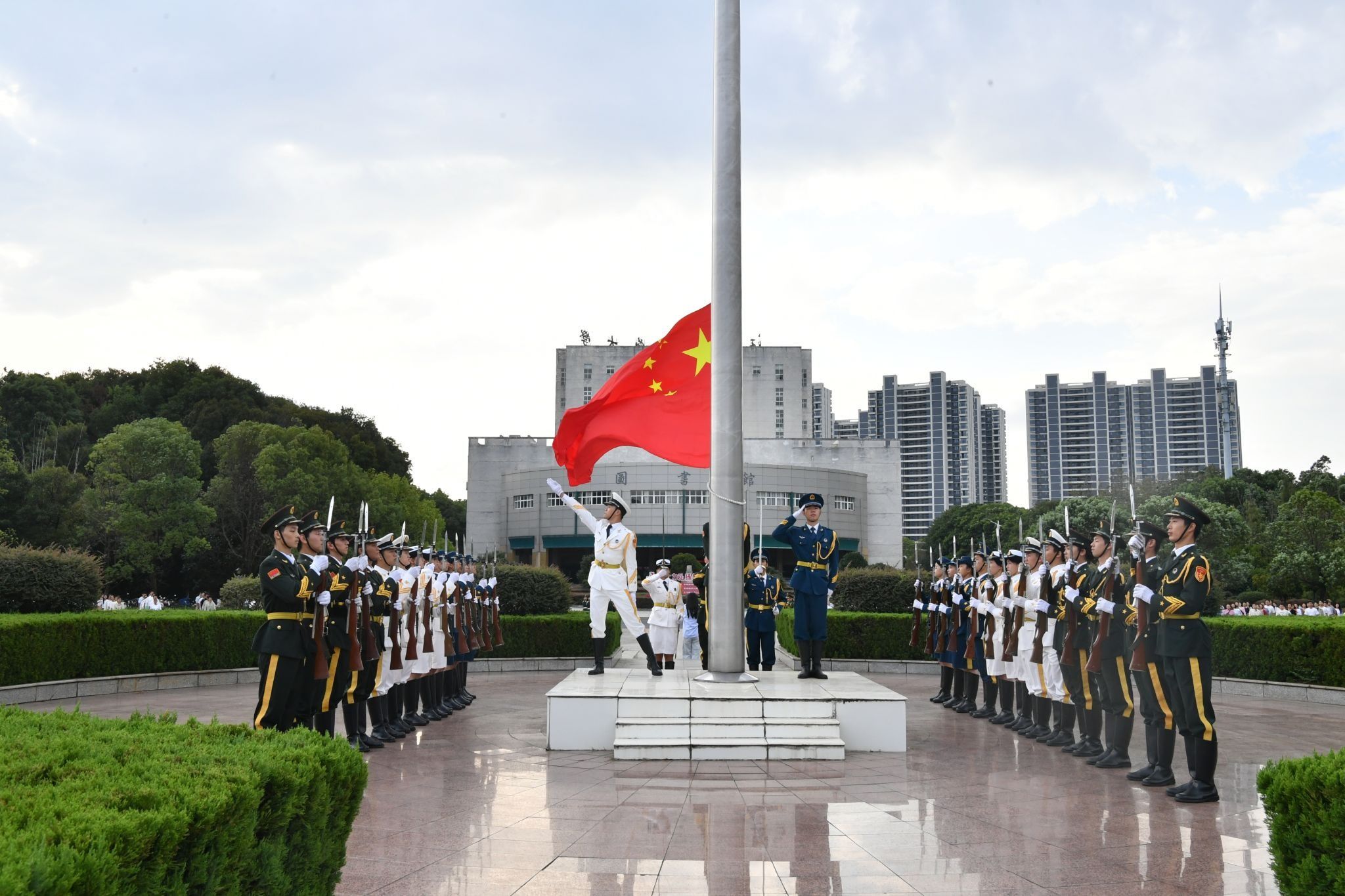 學(xué)校隆重舉行國(guó)慶升國(guó)旗儀式